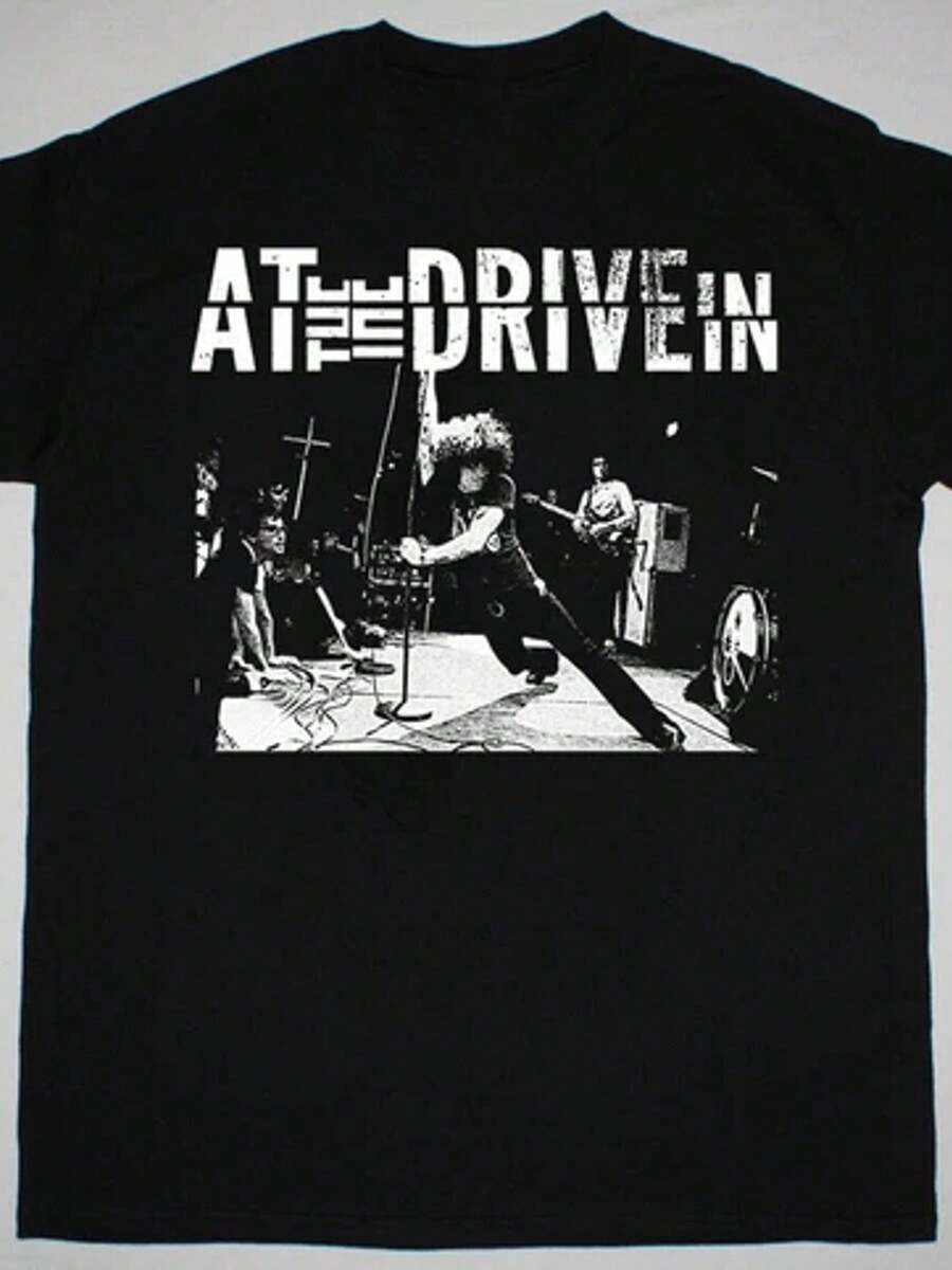 Vintage-Style At The Drive In Band Poster Pattern In Black T Shirt,Universal Size| Casual Round Neck,The Fabric Is Slightly Elastic,Regular Version,Printed Design,Very Suitable For Men. - 黑色 - 查看 1