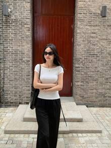 衣櫥必備女款露肩夏季短袖T恤，船領修身設計，優雅白色針織上衣，休閒簡約女孩風 - 白色 - 查看 5