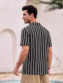 Mercer Haus Chemises de vacances à col cubain pour hommes, style classique "Old Money" en tricot crocheté à rayures, manches courtes oversize unisexe noir et blanc, hauts de vacances pour la plage, les festivals de musique, les sorties en amoureux, style grand-père côtier Y2K - Noir et Blanc - Voir 2