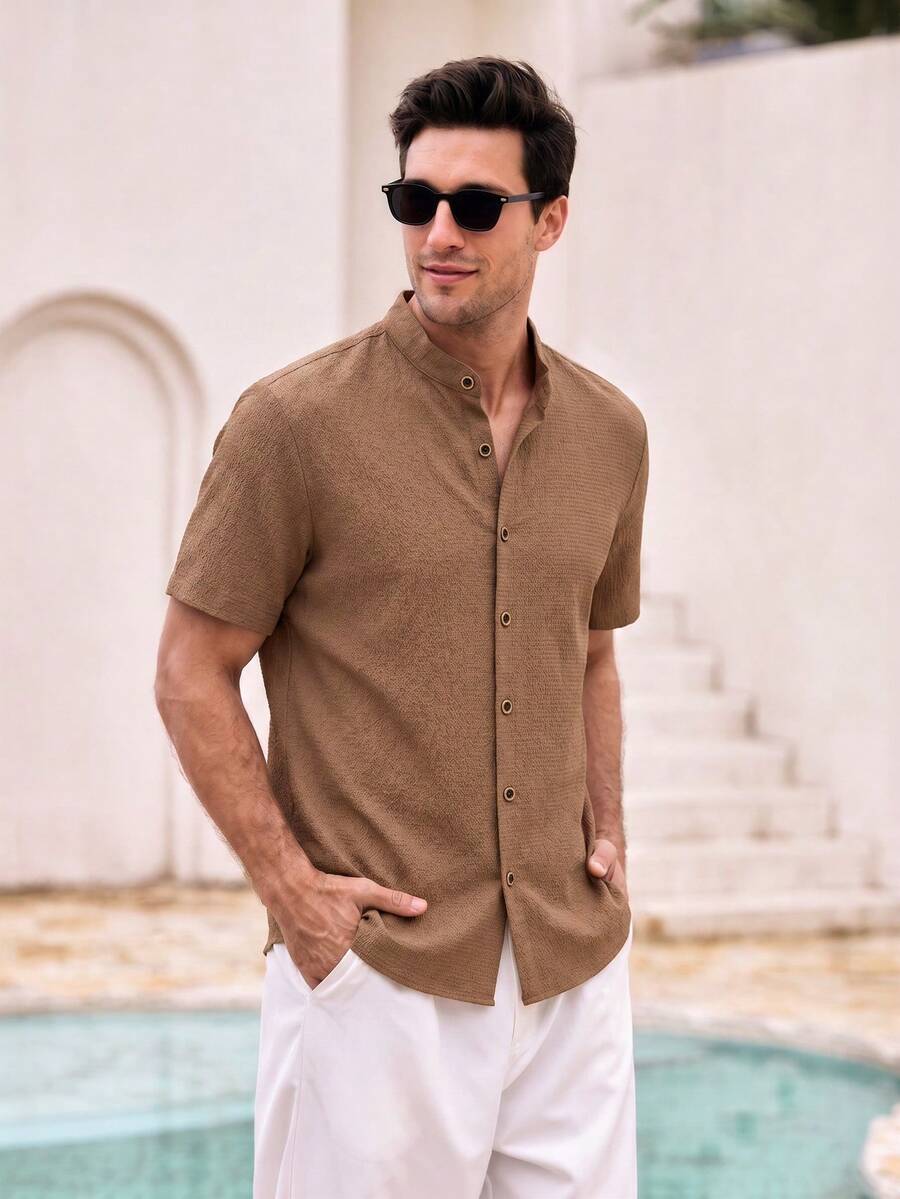 Mercer Haus Chemise tissée décontractée à fermeture boutonnée devant avec manches courtes, chemise beige clair, chemise pour hommes beige, chemise marron pour hommes, chemise marron à boutons, chemise à manches courtes à boutons, convient pour l'été, les vacances tropicales à Hawaï.