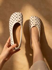Mocasines planos de mujer con lunares negros & lunares beige, punta redonda y punta dividida - Estilo casual, adecuado para oficina, salidas y uso en primavera/verano - Beis - Ver 1