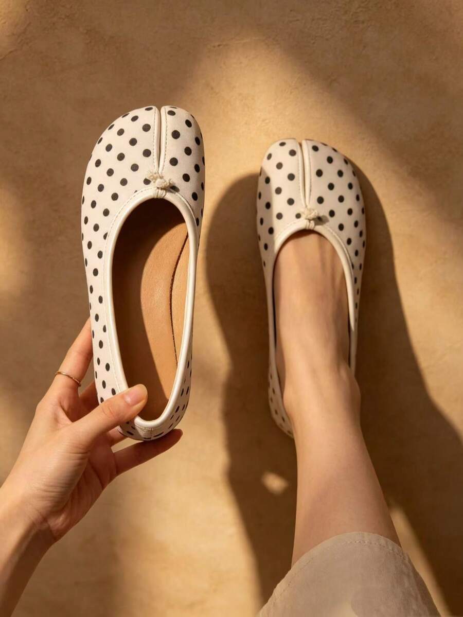 Mocasines planos de mujer con lunares negros & lunares beige, punta redonda y punta dividida - Estilo casual, adecuado para oficina, salidas y uso en primavera/verano - Beis - Ver 1
