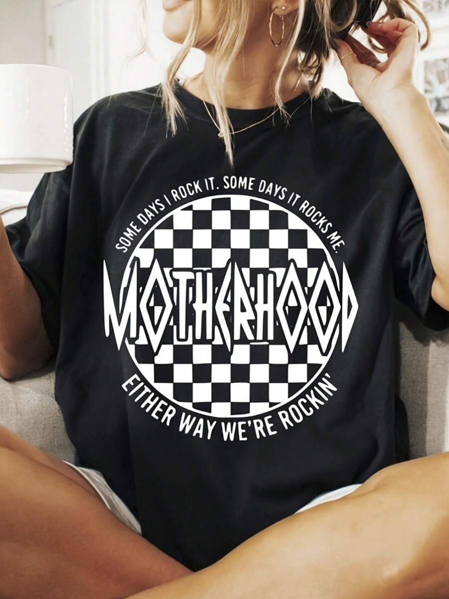Camiseta negra vintage de talla grande para mujer, con un llamativo estampado a cuadros "MOTHERHOOD" y el eslogan "Some Days I Rock It Some Days It Rocks", 220 g, color sólido, camiseta casu - negro - Ver 1