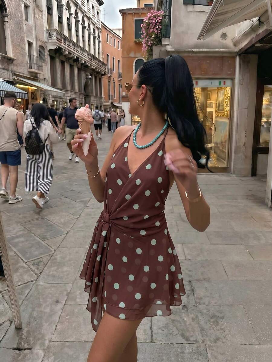 Robe courte ample sans manches à col licou HoloChill pour femmes, style décontracté élégant pour jeunes influenceuses, blocs de couleurs à pois, robe courte trapèze sans manches dos nu, ourlet évasé, imprimé à pois, robe d'été décontractée 2026 nouvelle sans manches à nouer, robe d'été pour femmes, robe de vacances, robe de soirée élégante, robe de plage pour femmes, robe élégante pour femmes, tenue de vacances à la plage pour femmes, robe décontractée pour femmes