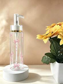 蝴蝶結紋理透明壓式壓克力乳液分裝瓶，提供100ml、120ml、150ml、200ml多種尺寸。瓶身由透明塑料材質製成，適用於分裝水性乳液、各種化妝品和化妝水，是旅行和出差的理想便攜容器。 - 彩色 - 查看 4