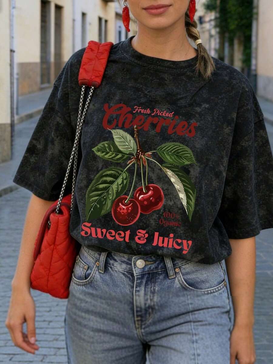 Camiseta de manga corta con cuello redondo, estampado de letra con estilo de fruta dulce de cereza, teñido anudado, de moda y versátil para mujer, color negro - Negro - Ver 1