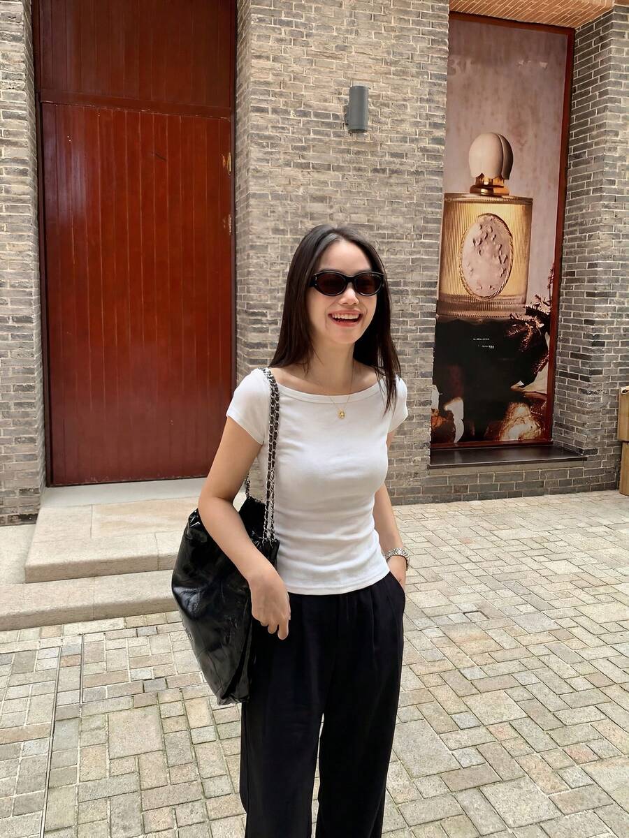 衣櫥必備女款露肩夏季短袖T恤,船領修身設計,優雅白色針織上衣,休閒簡約女孩風 - 白色 - 查看 1
