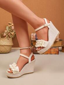 2026 Mùa hè Mới Sandal gót đế xuồng một quai khóa cài, Sandal đế dày phong cách Pháp thanh lịch đa năng đính ngọc trai, Phong cách công chúa thời trang đi nghỉ dưỡng - Màu be - Xem 9