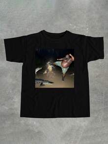 T-shirt i standardstorlek för män, tryckt med ett roligt meme av en svart man som trampar på en krokodil, rolig grafisk t-shirt. - Svart - Visa 1