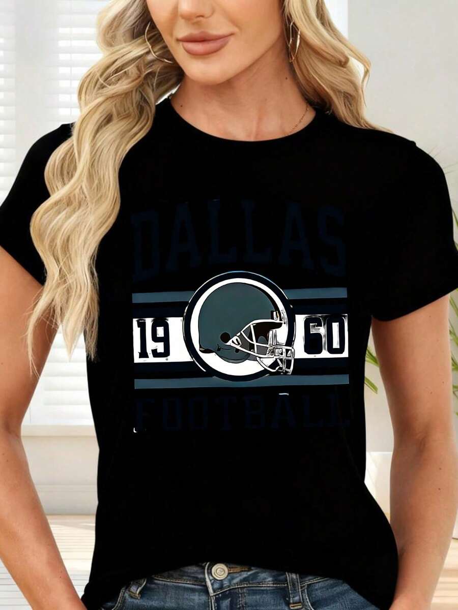 NEWCamia With 1960s Football Print And American Football Helmet For Sports Fans And Casual Occasions - Vintage Street Style Unisex Loose Cotton Short Sleeve Crew Neck T-Shirt - 黑色 - 查看 1