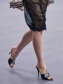 2026新款女款紅色露趾尖頭鏤空水鑽一腳蹬涼鞋，性感戶外細高跟夏季鞋 - 黑色 - 查看 2