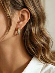 Charm-In أقراط حلقية مطلية بالذهب عيار 18 قيراط مرصعة بالزركونيا المكعبة للنساء، أقراط نحاسية ذات ملمس لامع، مناسبة للحفلات والهدايا - الذهبي - مشاهدة 2