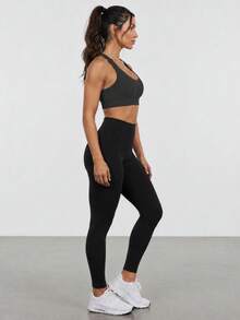 High-Compression Ribbed Top With Front Zipper And Removable Padding. - Black - View 3
