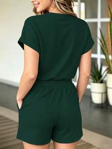 春夏秋女款純色圓領短袖T恤與鬆緊腰抽繩短褲套裝，極簡運動休閒優雅風 - 墨綠色 - 查看 7
