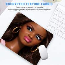 Mouse Pad Quadrado Pequeno com Boneca de Cabelo Preto com Expressão Sassy e Nojenta, Tapete de Mesa Protetor Antiderrapante de Borracha com Borda Costurada, Ideal para Fãs de Memes, Gamers e Decoração de Desktop Doméstica - Visão 8