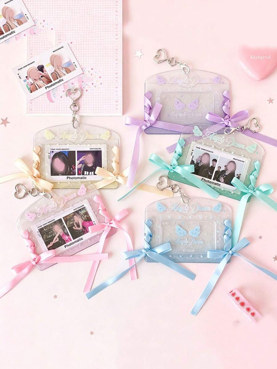 1 個橫式 PVC 卡套，學生 3 英吋緞帶保護套，追星小卡展示吊飾組