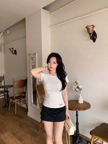 夏季日常新款休閒百搭修身女款素色針織白色短袖T恤，刺繡提花設計，圓領款式，飾有精緻刺繡細節，標準長度，適合夏季日常穿著與學院風 - 白色 - 查看 3