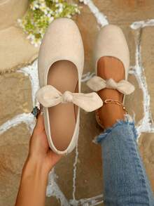 Sepatu Balet Wanita Model Slip-On Warna Beige dengan Ujung Persegi, Tali Elastis, dan Hiasan Pita, Cocok untuk Pemakaian Sehari-hari, Pesta, dan Kantor - Krem - View 4