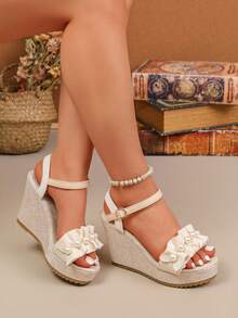 2026 Mùa hè Mới Sandal gót đế xuồng một quai khóa cài, Sandal đế dày phong cách Pháp thanh lịch đa năng đính ngọc trai, Phong cách công chúa thời trang đi nghỉ dưỡng - Màu be - Xem 7
