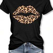 Camiseta de manga corta para mujer - Camiseta negra con diseño estampado de labios de leopardo, cuello redondo informal, tela suave y elástica, lavable a máquina, top de moda de verano, atue - negro - Ver 2