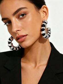 1 Pair Women's European & American Luxury Style Black & Gold Contrast Spiral C-Shaped Earrings, Metal & Resin Bead Spliced Hoop Earrings, Versatile For Commute, Party, And Daily Wear, High-End Feel - Silver+Black - View 2