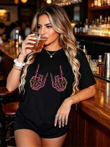Corte regular, manga corta, cuello redondo, estampado de huellas de manos estilo rock en rosa y morado, lavable a máquina, apto para todas las estaciones, cómodo de llevar. - Negro - Ver 2