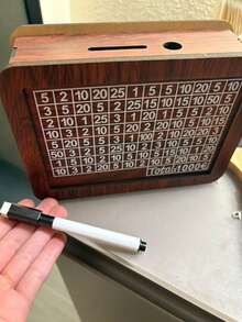1 件木制数字计数硬币存钱罐 - 成人大容量存钱罐 - 硬币存储高达 10000 欧元，带目标追踪功能 - 高品质木制存钱罐，带可擦除笔 - 送给朋友的理想礼物 - 优质木制硬币存钱罐（无亚克力板），（颜色随机） - 彩色 - 查看 7