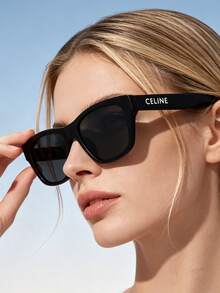 Celine 奢華時尚字母 Logo 方框眼鏡，中性款，適合女性日常配戴與男性穿搭。高清遮陽鏡片，方框修飾臉型，紋理鏡框輕盈舒適。適用於海灘休閒、街頭攝影與日常配戴，展現優雅氣質，百搭各種夏季造型。型號：CL40249U-01A 55 - 深灰色 - 查看 2