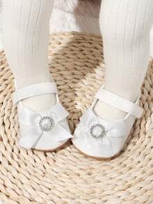 1 Pair Girls Bow PU Hook And Loop Design Flat Non-Slip Walking Shoes 0-1 Years Infant Princess Shoes White Shoes Court Style Cute Baptism Shoes Suitable For Spring And Autumn - White - View 7