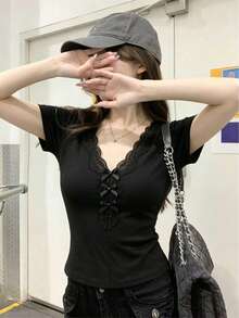 女士V领短袖T恤，新款夏季蕾丝边饰和蝴蝶结设计，休闲纯色性感修身露脐上衣，黑色 - 黑色 - 查看 7