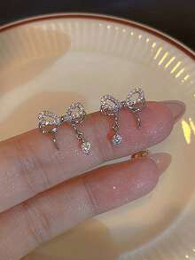 Pendientes largos con diamante de imitación con diseño de lazo - Plateado - Ver 2