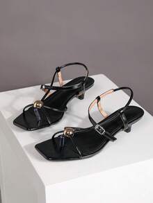 Sandalias de tacón de gatito con punta cuadrada blanca, sandalias de dedo con acento de bola de metal y correa ajustable al tobillo, tacones de verano para mujer - Negro - Ver 7