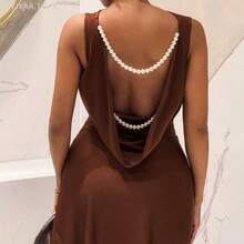MewMuse. Vestido mini de línea A con cuello de barco sin mangas, cintura fruncida, espalda descubierta y decoración de cadena de perlas, de satén elástico marrón, - Marrón - Ver 8