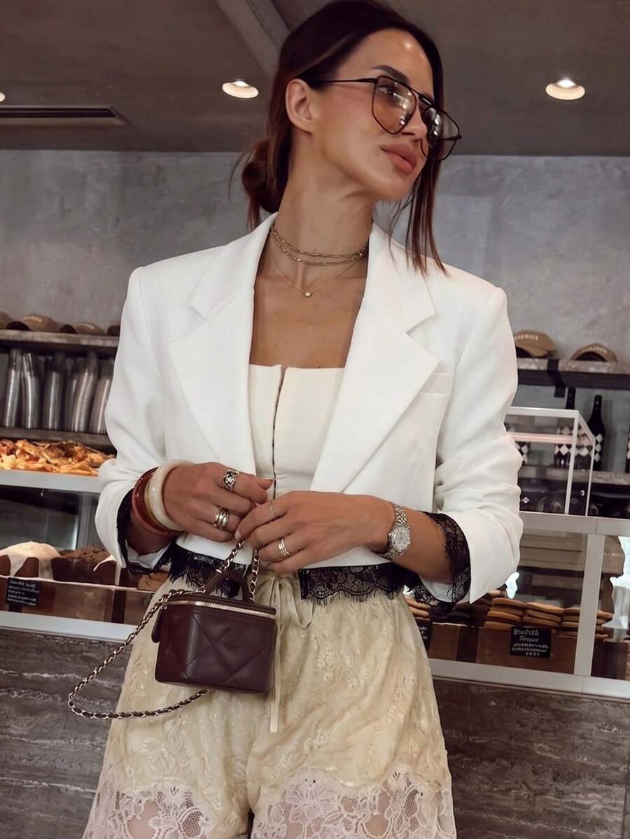 Áo khoác vest nữ công sở thanh lịch 2026, màu trơn, tay dài, cổ bẻ, một cúc, vai phải đính ren