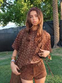 Áo blouse nữ HoloChill phong cách casual cho influencer trẻ, phối màu color block chấm bi, áo sơ mi chấm bi nâu thời trang dáng regular, vải dệt bán trong suốt, tay ngắn, cổ đứng, thiết kế hở lưng, vạt bất đối xứng, áo pullover T-top đa năng mới 2026 cho mùa hè, áo top nữ mùa hè, quần áo xuân nữ, quần áo đi chơi lễ hội, áo tiệc nữ, trang phục đi biển nữ, áo dạo phố nữ, áo thanh lịch nữ, trang phục nghỉ hè - Cà phê nâu - Xem 3