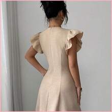 Elenzya Vestido mini de corte ajustado y acampanado con cuello en V, mangas cortas y decoración de botones metálicos color oro rosa, estilo de oficina, para verano - Caqui - Ver 3