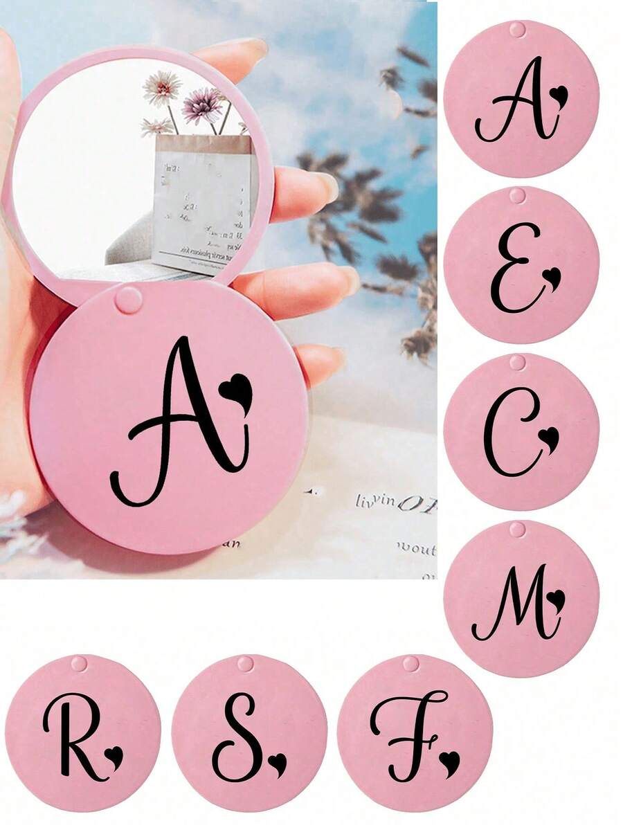 这款便捷的滑动式迷你化妆镜印有黑色心形字母 A-Z。它既是一款可爱的化妆镜，也是一款迷你便携化妆镜和迷你手持化妆镜，适合日常使用、旅行和聚会。它也是一份可爱又有趣的礼物，适合生日、海滩、节日和其他场合。它是送给女性、母亲、老师、朋友和伴娘的绝佳礼物。