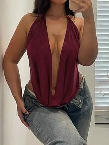 女款優雅酒紅色掛脖露背深V領上衣與短褲套裝，性感兩件式夏季派對穿搭 - 酒紅色 - 查看 8