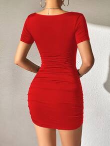 Vestido urbano  y moderno con recortes, manga corta, cuello en V, con lazos y ajustado a la cadera - [Rojo] - Ver 4
