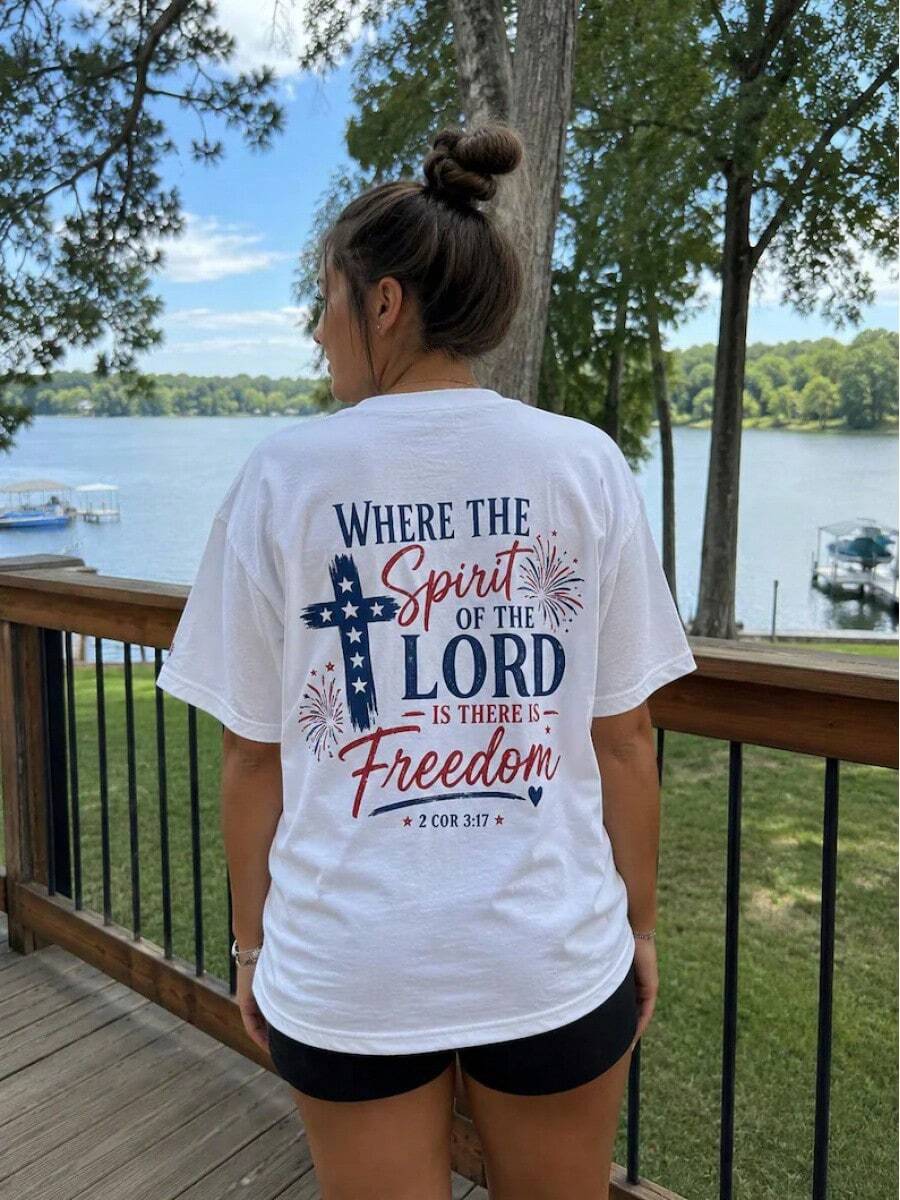 Colores Patrióticos Cristianos de Confort ® Camiseta 1717, Donde el Espíritu del Señor es Libertad, Camiseta con Gráfico de Fe 2 Cor 3:17, USA 4 de Julio, Camiseta Unisex - Blanco - Ver 1