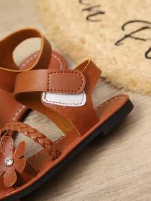 1 Pair Beige Girls' Flat Sandals, Solid Color Soft PU Braided Fabric + Shiny Rhinestone Flower Strap Decor, Classic Single Strap Hook & Loop Design, Round Toe Open Toe Fashionable Cute Beach Sandals, Suitable For 3-12 Years Old Girls' Daily Casual Wear, Spring/Summer New - Brown - View 7