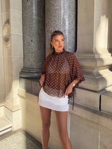 Áo blouse nữ HoloChill phong cách casual cho influencer trẻ, phối màu color block chấm bi, áo sơ mi chấm bi nâu thời trang dáng regular, vải dệt bán trong suốt, tay ngắn, cổ đứng, thiết kế hở lưng, vạt bất đối xứng, áo pullover T-top đa năng mới 2026 cho mùa hè, áo top nữ mùa hè, quần áo xuân nữ, quần áo đi chơi lễ hội, áo tiệc nữ, trang phục đi biển nữ, áo dạo phố nữ, áo thanh lịch nữ, trang phục nghỉ hè - Cà phê nâu - Xem 4