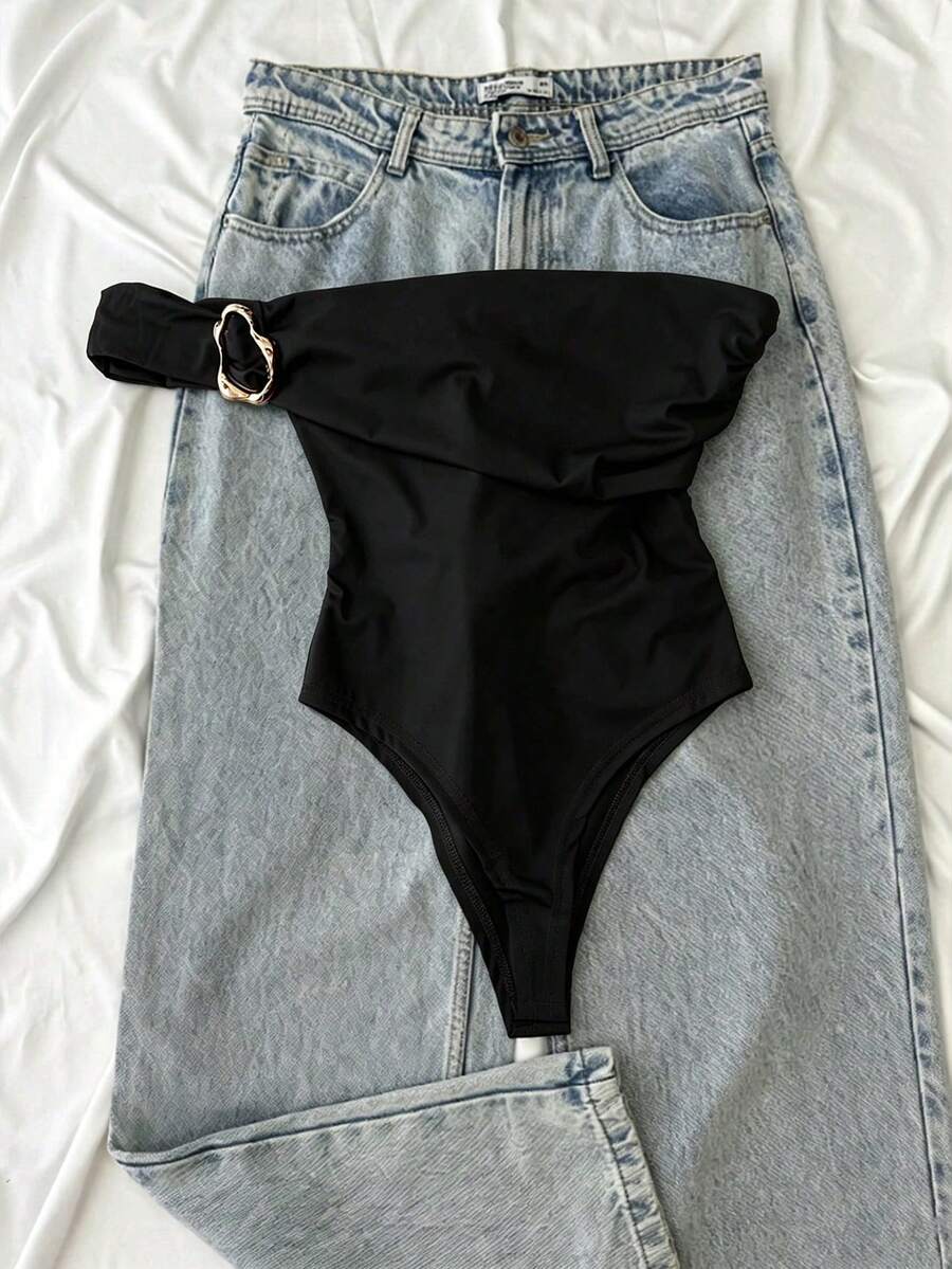 Body elegante de mujer con decoración metálica, de un solo hombro, para el verano - Negro - Ver 1