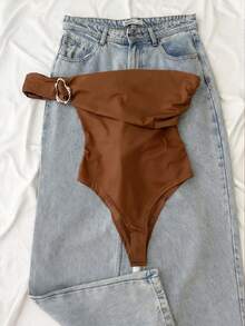 Body elegante de mujer con decoración metálica, de un solo hombro, para el verano - Marrón - Ver 1