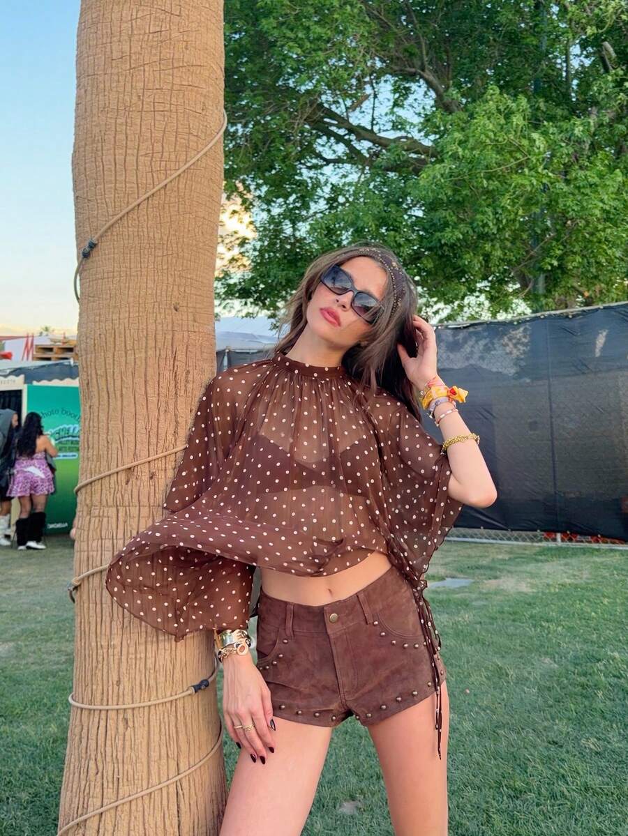 Áo blouse nữ HoloChill phong cách casual cho influencer trẻ, phối màu color block chấm bi, áo sơ mi chấm bi nâu thời trang dáng regular, vải dệt bán trong suốt, tay ngắn, cổ đứng, thiết kế hở lưng, vạt bất đối xứng, áo pullover T-top đa năng mới 2026 cho mùa hè, áo top nữ mùa hè, quần áo xuân nữ, quần áo đi chơi lễ hội, áo tiệc nữ, trang phục đi biển nữ, áo dạo phố nữ, áo thanh lịch nữ, trang phục nghỉ hè - Cà phê nâu - Xem 1