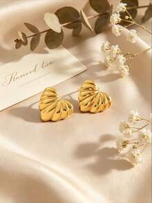 A Pair Of Minimalist, Thick-Banded Stainless Steel Heart-Shaped Earrings In Gold-Perfect As A Gift For A Female Friend. A Timeless Classic. - Gold - View 3
