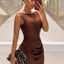 MewMuse. Vestido mini de línea A con cuello de barco sin mangas, cintura fruncida, espalda descubierta y decoración de cadena de perlas, de satén elástico marrón, - Marrón - Ver 3