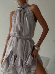 Vestido halter estilo francés, nueva colección verano 2026, diseño de creador, sin mangas, con cintas y volantes - Plateado - Ver 2