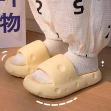 2026 Nuevas Pantuflas EVA de Suela Gruesa con Diseño Lindo y Dulce de Queso, Antideslizantes, Anti-Olor, Suela Blanda con Correa, Pantuflas Casuales de Moda para Primavera Verano, Uso Interior, Baño, Ducha y Exterior - Amarillo - Ver 4