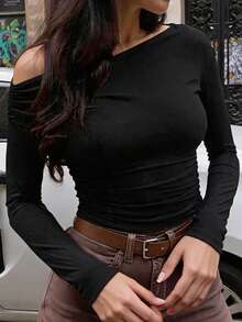 Unadoll 女款秋冬黑色不對稱斜肩長袖抓皺短版上衣，修身基本款T恤，適合返校、日常與外出穿著 - 黑色 - 查看 2